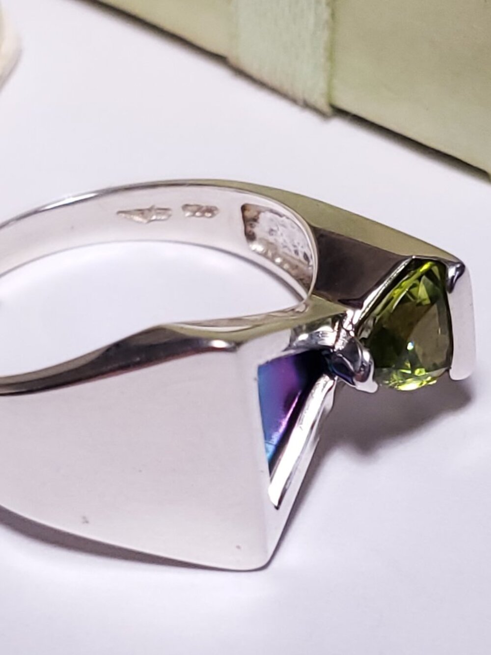 Estate 4ctw Natural Peridot & Abalone sideways triangle SterlingSilver Ring24831 - Picture 4 of 6